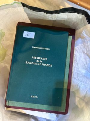 un livre posé sur un sac, sur une table