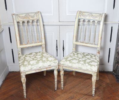 deux chaises assises l'une à côté de l'autre sur un sol en bois dur