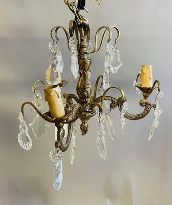 un lustre orné de trois bougies et d'un oiseau