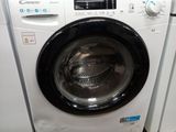 une machine à laver et un sèche-linge placés l'un à côté de l'autre sur une palette