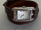 une montre exposée sur une table