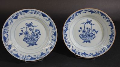 deux assiettes bleues et blanches ornées de fleurs sur un fond noir