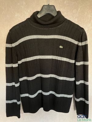 un pull rayé noir et blanc suspendu à un cintre