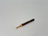 un stylo posé sur une surface blanche