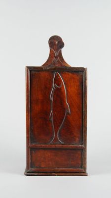 une image représentant une boîte en bois sur laquelle figure un personnage