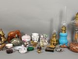 un grand nombre d'objets différents posés sur une table
