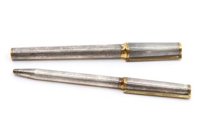 deux stylos à plume argentés et dorés sur fond blanc
