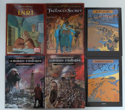 Plusieurs livres sont alignés sur une étagère devant un mur blanc