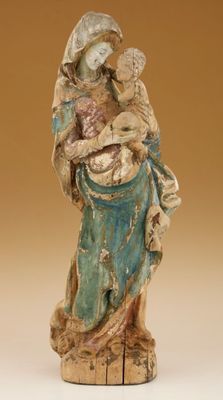 une statue ancienne d'une femme tenant un enfant dans ses bras