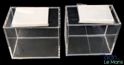 deux boîtes en acrylique transparent surmontées d'un carré blanc