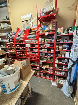 une pièce avec beaucoup d'objets sur les étagères