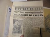une personne tenant un morceau de papier sur lequel figure une image