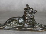 statue en bronze représentant un chien coiffé d'un chapeau