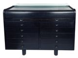 une commode noire avec un plateau en verre sur fond blanc