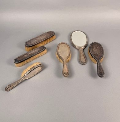 tout un tas de brosses et de peignes posés sur la table