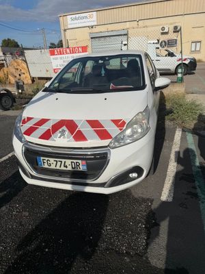 une petite voiture blanche garée dans un parking