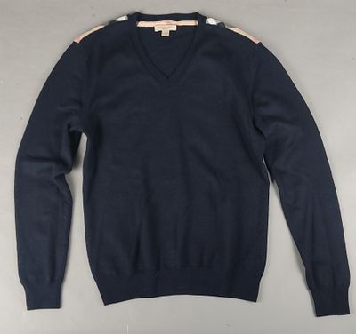 BURBERRY. Pull en laine noire, empiècements de tartan aux ép…