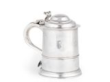 une tasse en argent avec une anse, sur fond blanc