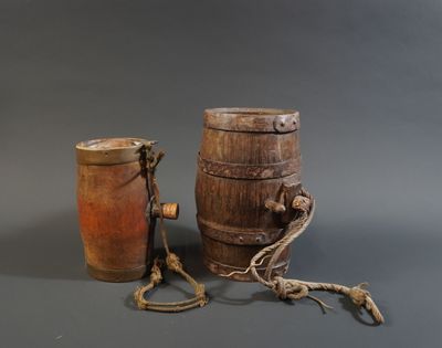 un tonneau en bois et une tasse en bois posés sur une table