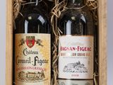 deux bouteilles de vin dans un coffret en bois sur une surface blanche