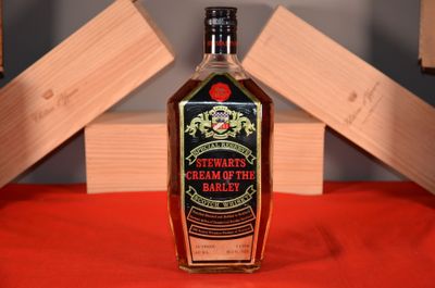 une bouteille de rhum posée sur une table