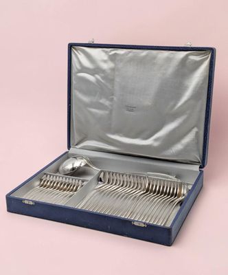 des couverts dans un étui bleu sur fond rose