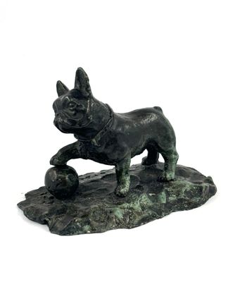statue d'un chien posé sur un rocher, sur fond blanc