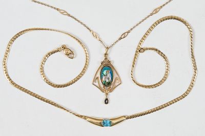 un collier en or sur lequel est gravée l'image d'une femme