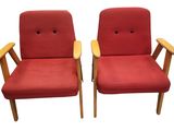paire de fauteuils rembourrés rouges avec accoudoirs en bois