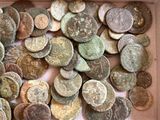 beaucoup de vieilles pièces dans une boîte posée sur la table