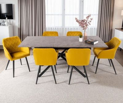 une table à manger avec des chaises jaunes dans un salon moderne
