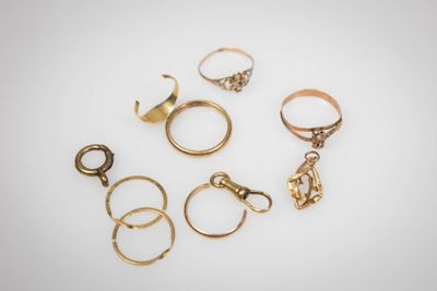six paires de bagues en or et une paire de ciseaux