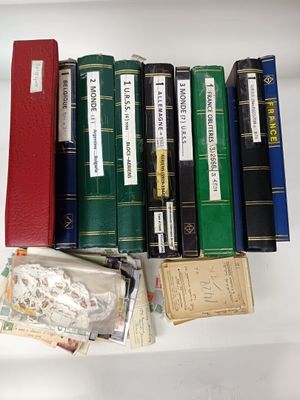 beaucoup de livres qui traînent sur une étagère