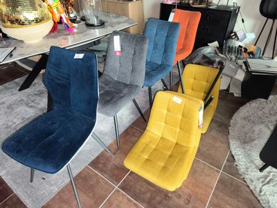 plusieurs chaises disposées dans une pièce