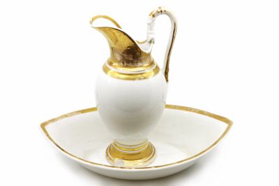 une soucoupe blanche et dorée posée sur une soucoupe