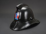 casque noir orné d'autocollants rouges et bleus sur fond noir