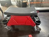 un chariot rouge et noir posé sur une table en bois