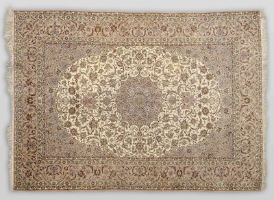 un tapis beige orné d'un motif en médaillon