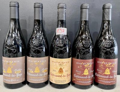 six bouteilles de vin rouge sont alignées sur un comptoir