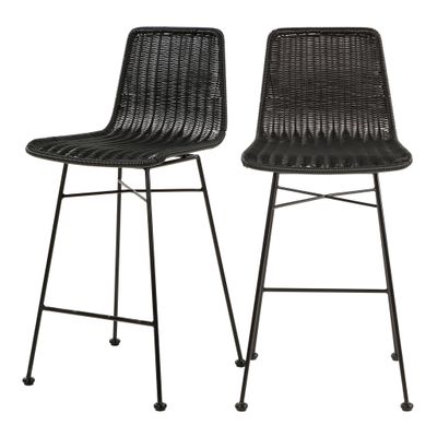 une paire de tabourets de bar en osier noir avec des pieds en métal