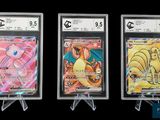 Trois types différents de cartes Pokémon sont exposés dans une vitrine.