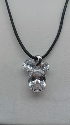 Collier avec pendentif en forme d'ours en cristal plaqué argent, monté sur un cordon noir