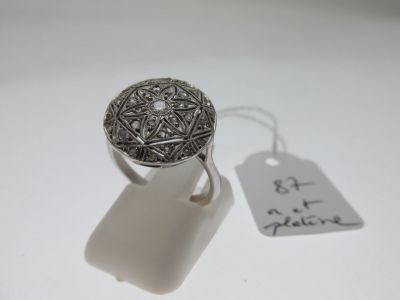 une photo d'une bague en argent à laquelle est attachée une étiquette