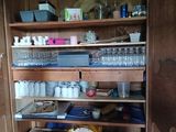 une armoire en bois contenant de nombreux objets