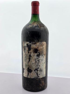 une vieille bouteille de vin posée sur une table