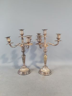 paire de candélabres anciens en métal argenté avec bougeoirs