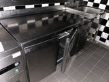un mur à carreaux noirs et blancs dans la cuisine