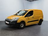 une camionnette jaune Citrole garée dans une pièce blanche au sol noir