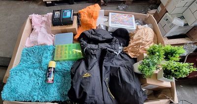 63 /  1 palette de 89 kg de mix (chargeur de batterie, tapis de douche