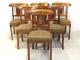 six chaises sont disposées en cercle sur une surface blanche